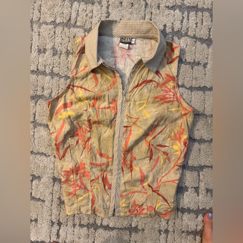 Vintage Women’s BEIS Tan and Red Sleeveless Zip Up Top